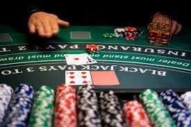 Pengguna sqtoto sedang memantau hasil undian togel online melalui smartphone di rumah
